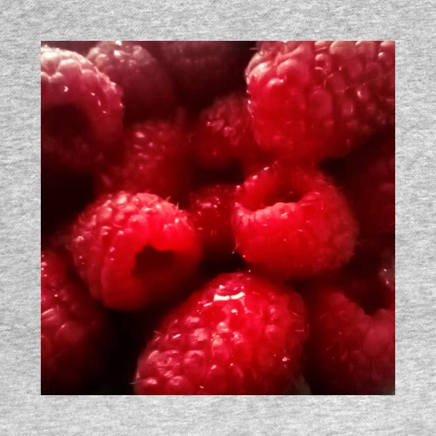 Fresh Raspberries by PHOTOMOJOMANTN 